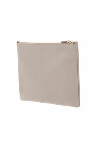 Pochette in pelle grigia chiara con finitura testurizzata e chiusura con zip superiori, dotata di dettagli in metallo color oro. Forma piatta e rettangolare.