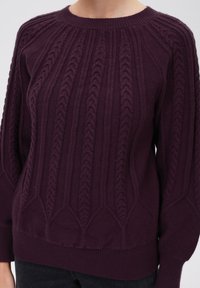 Lila gestrickter Pullover mit erhabenen Zopfmustern, rundem Ausschnitt sowie gerippten Bündchen und Saum. Weiche Textur, mittlere Dicke, lässige Passform.