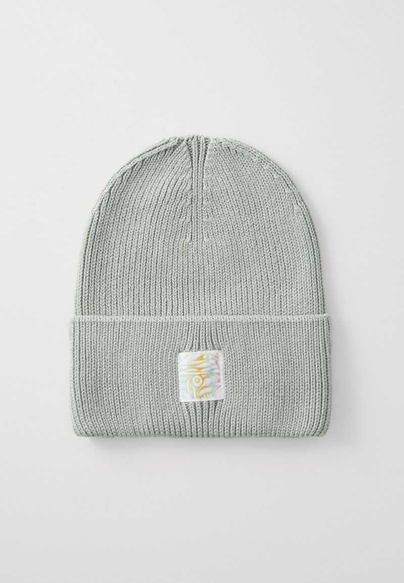 Lys grå strikket beanie med ribbet tekstur, foldet manchet og et rektangulært logo-patch med multifarvet design.