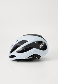 Casque de vélo bleu clair avec des accents noirs, forme aérodynamique, plusieurs fentes de ventilation et mentonnière ajustable pour un bon ajustement.