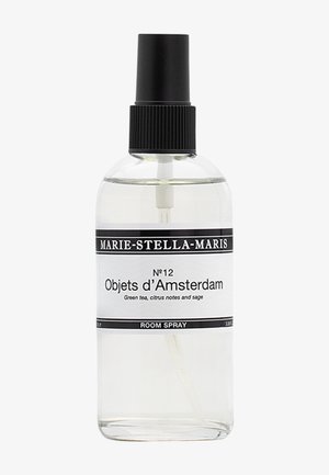 Bottiglia spray per ambienti in vetro trasparente con testa spray nera; presenta un'etichetta con il testo "Marie-Stella-Maris N°12 Objets d’Amsterdam" e dettagli sulla fragranza.