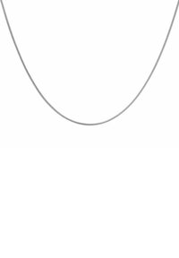 Collar de cadena de plata con una forma redonda suave y un acabado pulido fino. El diseño incluye una textura de eslabones flexibles.