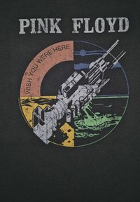 Černé tričko s grafikou mechanické paže, obklopené barevnými kruhy v oranžové, modré a zelené barvě, s textem "PINK FLOYD" nahoře.