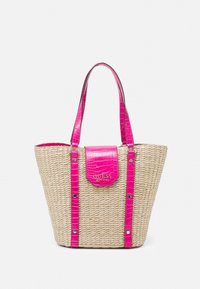 Borsa a spalla in paglia con accentuazione in finta pelle di coccodrillo rosa, base piatta, due manici e chiusura a patta magnetica con dettaglio del logo in rilievo.