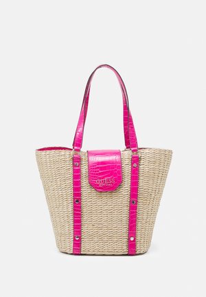 Kabelka z trávy s růžovým falešným krokodýlím akcentem, plochým dnem, dvěma ramenními popruhy a magnetickým uzávěrem s embosovaným logem.