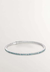 Pulsera de plata con una línea de piedras azules, diseñada en un estilo flexible y de eslabones con cierre de gancho. Textura lisa y brillante en toda la superficie.