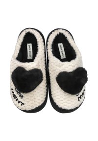 Zapatillas blancas y peludas con pompón negro y forma de corazón, con etiqueta "JOMIX HOME", superficie texturizada y suela negra.