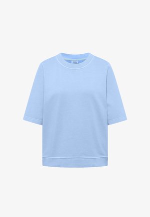 Vaaleansininen, lyhythihainen, pyöreäkauluksinen collegetakki, jossa on resorit kauluksessa, hihansuut ja helmassa. Kauluksen sisäpuolella teksti "CECL".