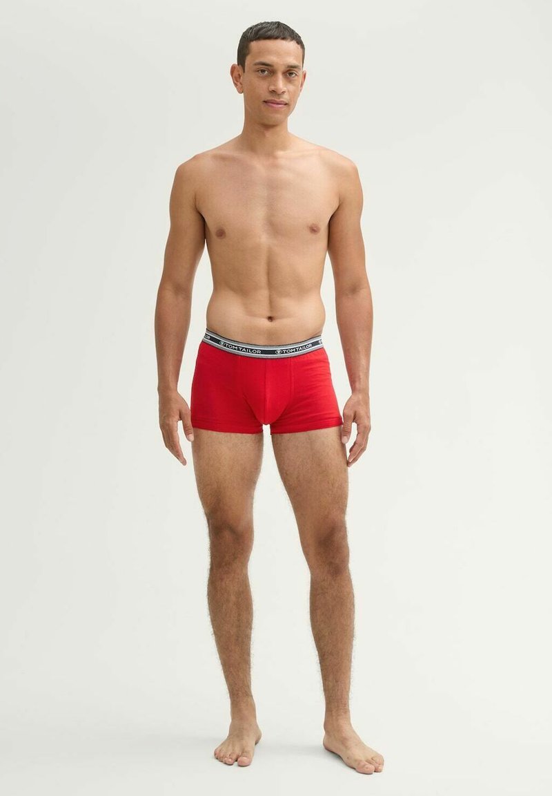 Rote Boxershorts aus einem Baumwoll-Mix mit einem schwarzen Bund, der mit "Tom Tailor" beschriftet ist. Schlichtes Design, keine zusätzlichen Muster oder Akzente.