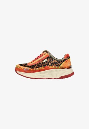 Baskets en imprimé léopard avec des accents orange et rouge, présentant une couture décorative, un col rembourré, et une semelle texturée pour l'adhérence.