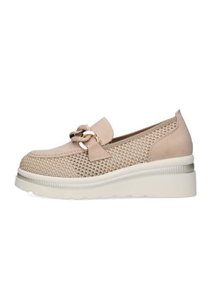 Mocassino beige slip-on con lati in rete intrecciata, suola spessa, dettaglio decorativo a catena sulla parte superiore e tallone liscio.