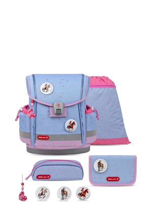Blaues und pinkfarbenes Rucksackset mit Diamantmuster, zwei Knöpfen mit Pferdeillustrationen, einem Federmäppchen mit Reißverschluss und einem Beutel mit Kordelzug.