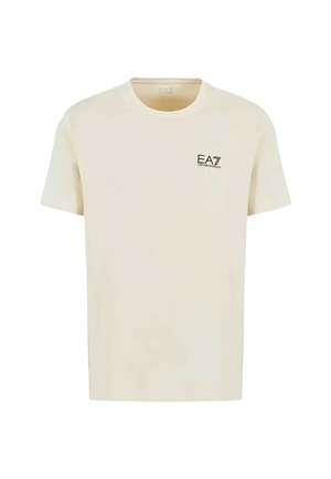 Camiseta beige de manga corta con cuello redondo y pequeño logo negro "EA7 Emporio Armani" en el pecho izquierdo.