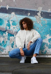 Urban Classics LADIES SHORT OVERSIZED SATIN BOMBER JACKET - Bomberjacks - whitesand