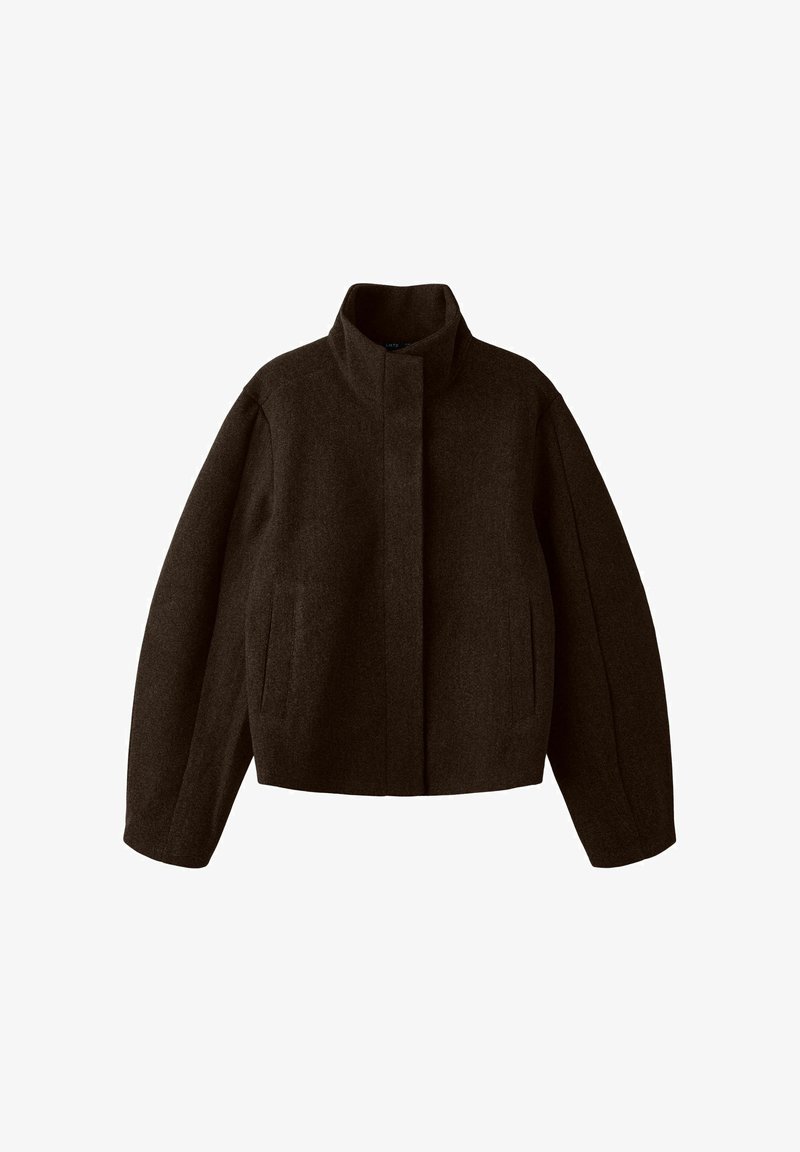 Veste en laine brun foncé à manches longues, col montant, fermeture frontale invisible et poches latérales, présentée sur fond blanc.