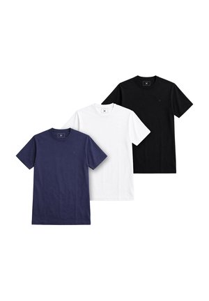 Trois t-shirts unis à manches courtes en bleu marine, blanc et noir, disposés chevauchants sur un fond blanc.