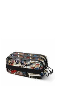 Trousse avec trois compartiments zippés. Présente des designs de bandes dessinées en plusieurs couleurs, des accents noirs, et un extérieur en tissu résistant.