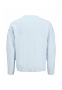 Lyseblå strikket sweater med en afslappet pasform, lange ærmer og ribbet kant. Teksturen ser blød og hyggelig ud, uden synlige mønstre.