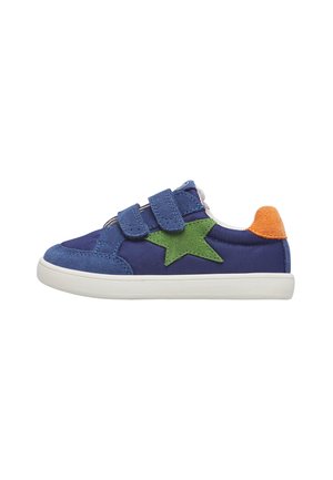Scarpa da ginnastica per bambini blu navy con applicazione a stella verde, linguetta arancione sul tallone, due chiusure a strappo blu e suola bianca.