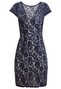 Vestido de encaje floral azul marino con mangas cortas tipo capa, silueta ajustada y forro nude, con escote redondo.