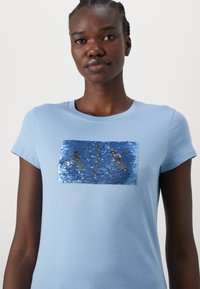 Armani Exchange Marškinėliai su spaudiniu - blue river