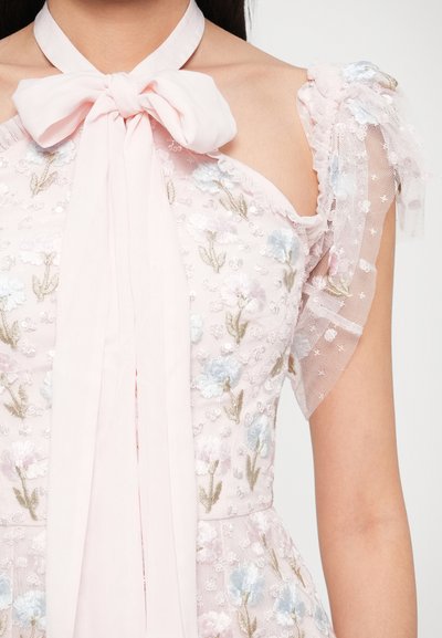 Svetloružové kvetinové šaty s vyšívanými vzormi, priehľadnými čipkovými detailmi na ramenách a látkovou mašľou s uzlom na výstrihu.