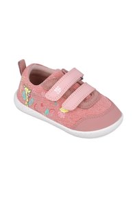 Zapatillas de tela rosas con dos correas de Velcro, patrones de flores y jirafas, con un acabado texturizado y suela de goma blanca.