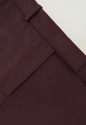 Bordové nohavice na mieru s hladkou textúrou, pevne tvarovaným pásom a diskrétnym detailom bočného vrecka.