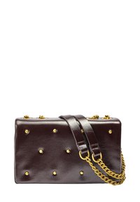 Brązowa skórzana torba na ramię z metalowymi ćwiekami, łańcuszkiem i prostokątnym kształtem. Posiada złote akcesoria i gładką teksturę.