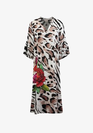 Jurk met lange mouwen met een dierenprint in beige, zwart en wit en een groot rood- en roze bloemenpatroon aan de onderzijde.