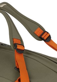 Zaino verde oliva con spallacci arancioni, dotato di area spalla imbottita e fibbie in plastica nera per regolazione e supporto.