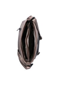 Borsa in bronzo con esterno testurizzato, dotata di due scomparti ampi e di una fodera interna con pattern. Include una tracolla regolabile.