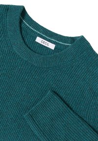 Tealowy sweter robiony na drutach z prążkowaną fakturą, okrągłym dekoltem i metką z napisem "CECIL". Materiał wydaje się miękki i ciepły.