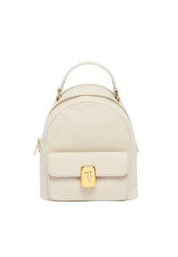 Mochila de cuero color crema con parte superior redondeada, herrajes dorados, bolsillo con tapa en la parte frontal y cierre de cremallera. Superficie texturizada con un detalle mínimo.