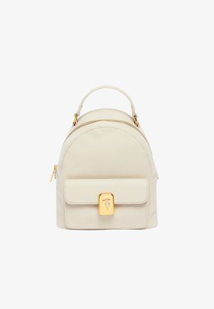 Mochila de cuero color crema con parte superior redondeada, herrajes dorados, bolsillo con tapa en la parte frontal y cierre de cremallera. Superficie texturizada con un detalle mínimo.