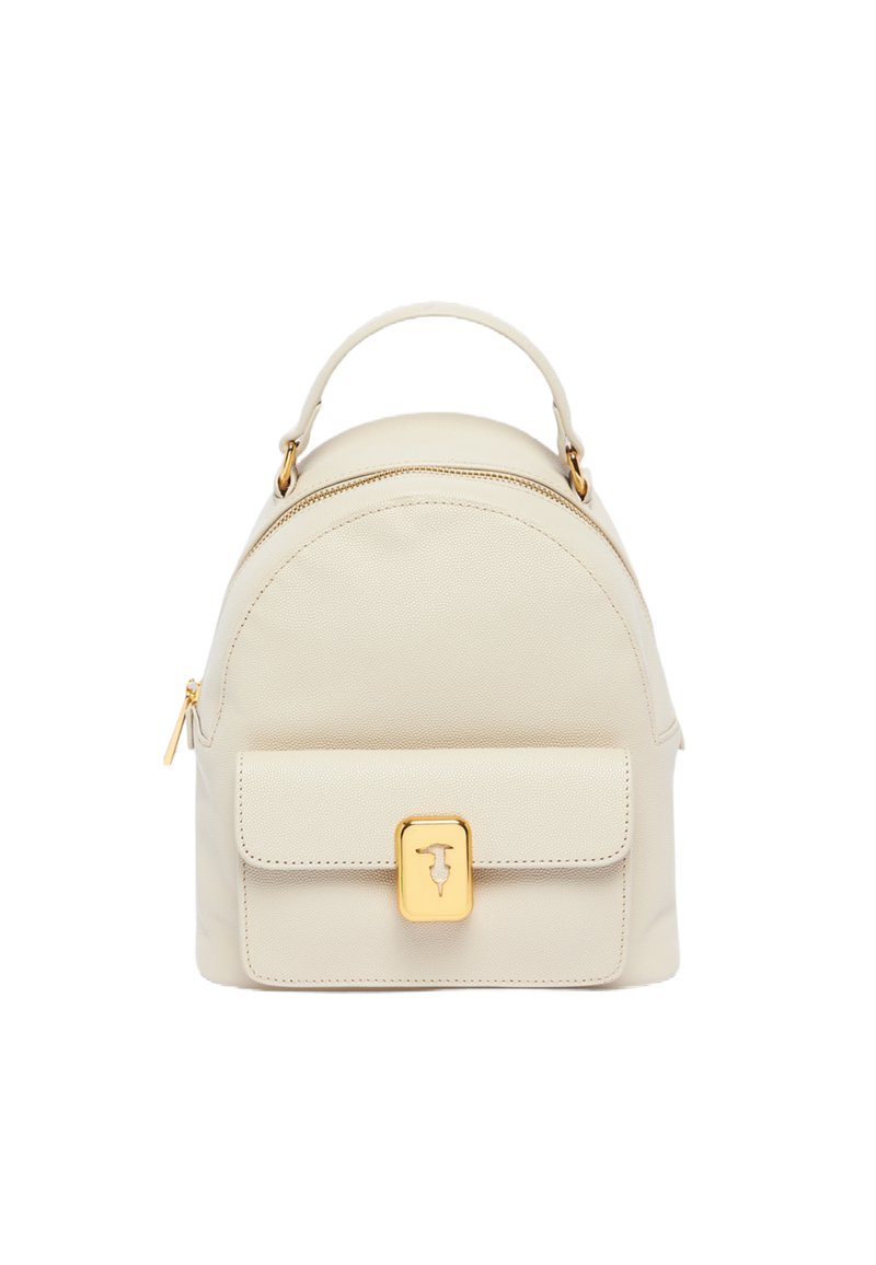 Mochila de cuero color crema con parte superior redondeada, herrajes dorados, bolsillo con tapa en la parte frontal y cierre de cremallera. Superficie texturizada con un detalle mínimo.