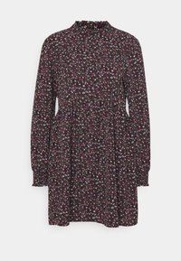 Kleid mit Blumenmuster, hohem Kragen, langen Ärmeln und gerafftem Bund. Der Stoff zeigt kleine weiße, rosa und blaue Blumen auf schwarzem Hintergrund.