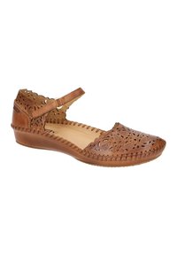 Chaussure en cuir marron avec des découpes en motifs floraux, un bout arrondi, une bride de cheville et des coutures décoratives le long de la semelle. Talon compensé bas.