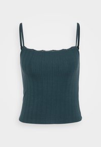 Débardeur vert foncé avec de fines bretelles réglables, texture côtelée et finition en dentelle festonnée le long de l'encolure. Coupe élégante et ajustée.