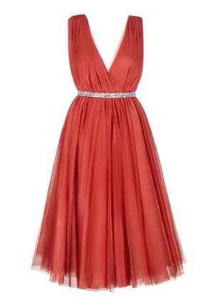 Czerwona sukienka z tiulu z głębokim dekoltem w kształcie litery V, marszczoną górą i srebrnym paskiem akcentującym. Spódnica jest pełna i warstwowa, co dodaje objętości.