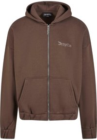 Smeđa zip-up kapuljača s velikim prednjim džepovima, rebrastim manžetama i rubom, izvezeni "Dropsize" logo na lijevoj sisi, mekani teksturirani materijal.