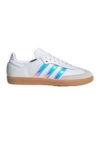 Baskets blanches Adidas Samba avec semelle marron clair, trois bandes bleu irisé et embout en suède, vue de profil.