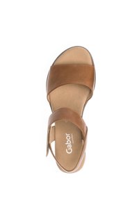 Sandalo in pelle marrone con due fasce larghe, una soletta morbida e un logo discreto sulla soletta. Suola piatta con bordi arrotondati.