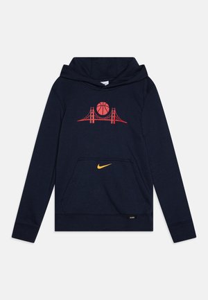 Sweatshirt azul-marinho com capuz, feito de tecido suave, apresentando uma ilustração vermelha de uma bola de basquete sobre uma ponte e um pequeno logótipo amarelo da Nike no bolso.