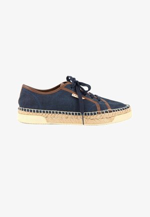 Espadrille bleu marine à lacets avec bordure marron et semelle intercalaire en jute tressée, semelle extérieure en caoutchouc plate et détails de couture latéraux.
