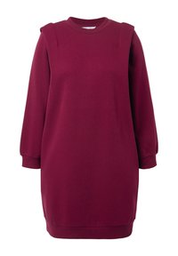 Vestido burdeos hecho de un tejido suave; presenta mangas largas, escote acanalado y detalle en los hombros con un corte holgado.
