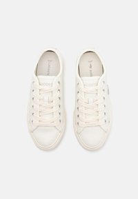 Sneakers bianchi in pelle con punta tonda, design con lacci, occhielli argentati e logo ricamato di lato. Texture liscia.