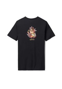 Svart t-shirt med korta ärmar som har en färgglad grafik av en hand och himmelska element på baksidan. Tillverkad av mjuk bomull.