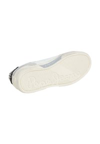 Sneaker bianco con suola in gomma testurizzata. Il design presenta una parte superiore liscia con un tallone nero a contrasto e accenti decorativi.