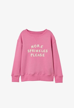 Vaaleanpunainen pyöreäkaulainen collegepaita, jossa on resorit hihansuissa ja helmassa. Edessä valkoisella teksti: "MORE SPRINKLES PLEASE".